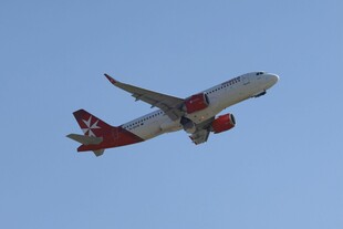 空中飞行的红白相间客机