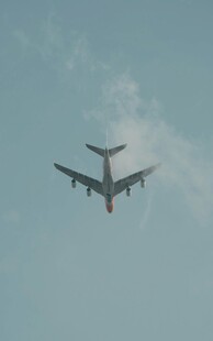 空中飞行的大型军用运输机