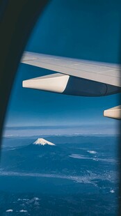 机窗外的雪山云海美景