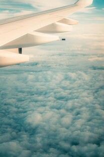 高空俯瞰云端的飞机