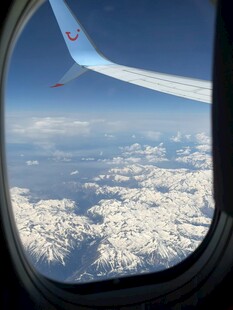 机窗外的云海与机翼