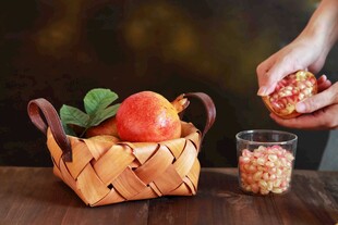 手剥石榴与竹篮鲜果