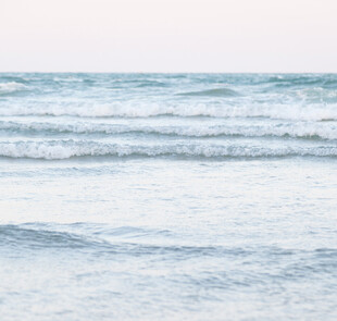 海浪轻拍的宁静海岸线