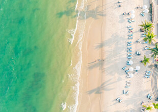 俯瞰迷人的海滩与碧海