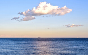海上日落美景云朵相伴
