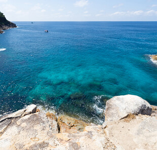 碧海蓝天的美丽海岸风光
