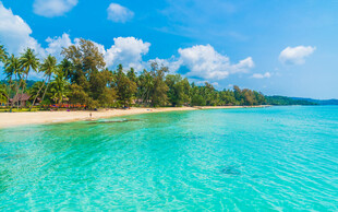 美丽海岛蓝绿相间的海景