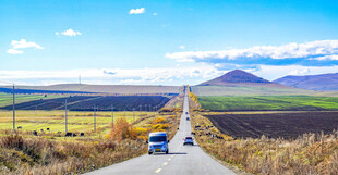公路上行驶的车辆与美景