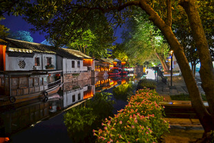 江南水乡夜景静谧美好