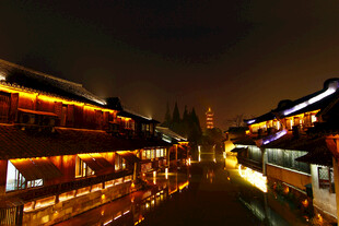 江南水乡夜景灯火璀璨