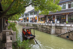 江南水乡小船悠悠赏景