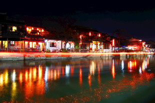 水乡夜景灯光倒影入画