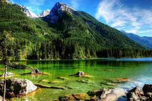翠绿山峦 湖水