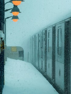 雪天中的地铁列车