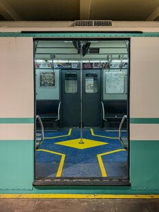 地铁车门与车厢内地面图案