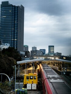 城市站台的列车与高楼