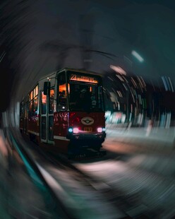 地铁穿梭于光影隧道中