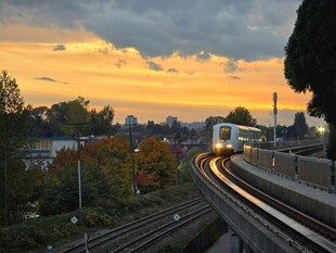 夕阳下的铁轨与行驶列车