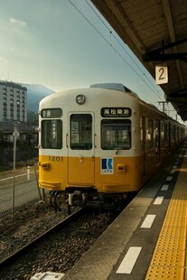 站台边的复古黄白列车