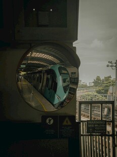 圆形窗中的城市景观