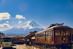 富士山下的复古列车