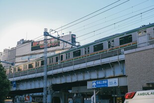 城市高架上的行驶列车