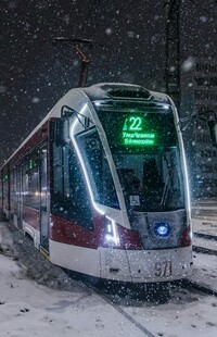 雪天行驶的有轨电车