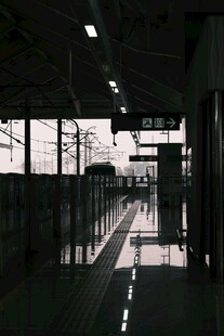 空旷地铁站内的宁静景象