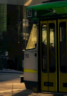 城市中停靠的黄绿相间公交车