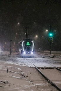 雪夜中行驶的有轨电车