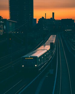 夕阳下的城市铁轨列车