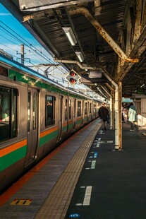 车站站台的列车景象