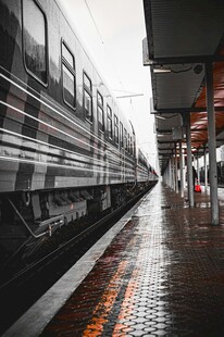 雨中站台的列车