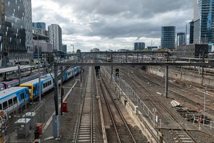 城市铁轨旁的列车景象