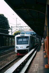 站台边的现代有轨电车