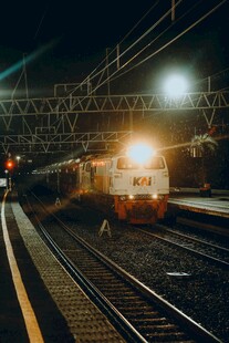 夜间铁轨上行驶的明亮列车