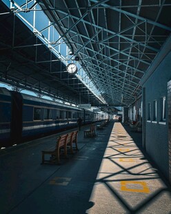 空旷火车站台的静谧景象
