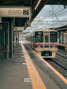 车站内停靠的一列火车