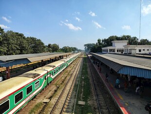 火车站台的列车景象