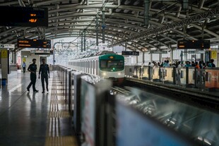 火车站台的旅客与列车