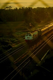 夕阳下行驶的铁路列车