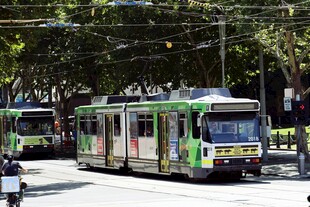 城市街道上的绿色有轨电车