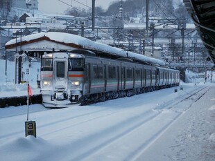 雪中铁轨上的一列火车