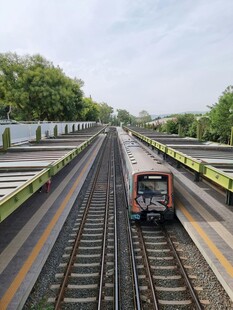 铁轨上行驶的一列火车