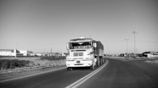 公路上行驶的双层巴士