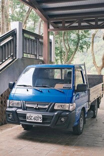 蓝色小型载货卡车