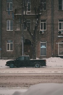 冬日街边的老旧汽车
