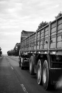 公路上的大型载货卡车