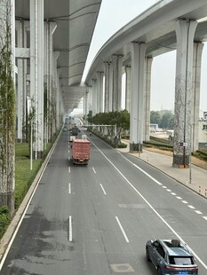 城市高架道路上的车辆行驶