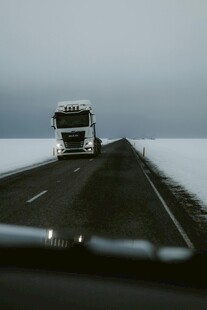 公路上行驶的大型货车